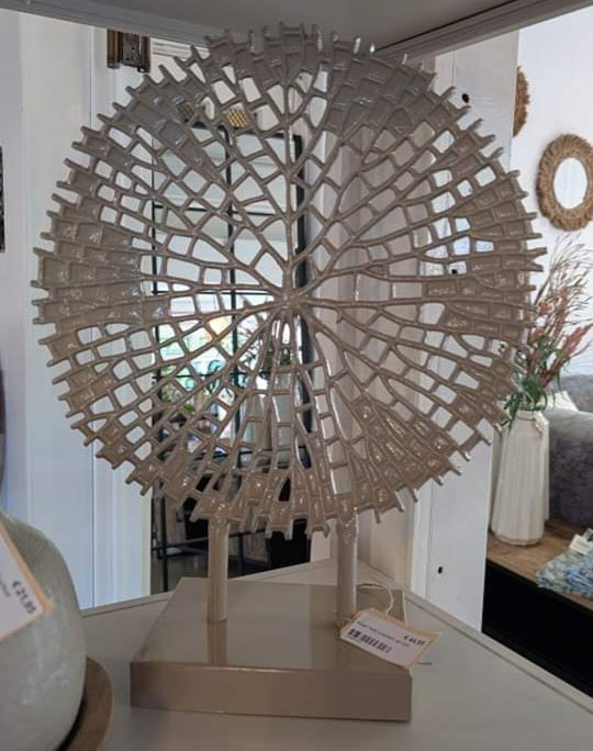 Beige rond ornament op voet