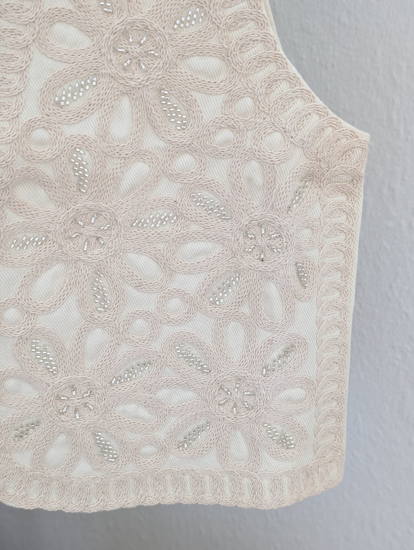 Prachtige gilet bloemendetail