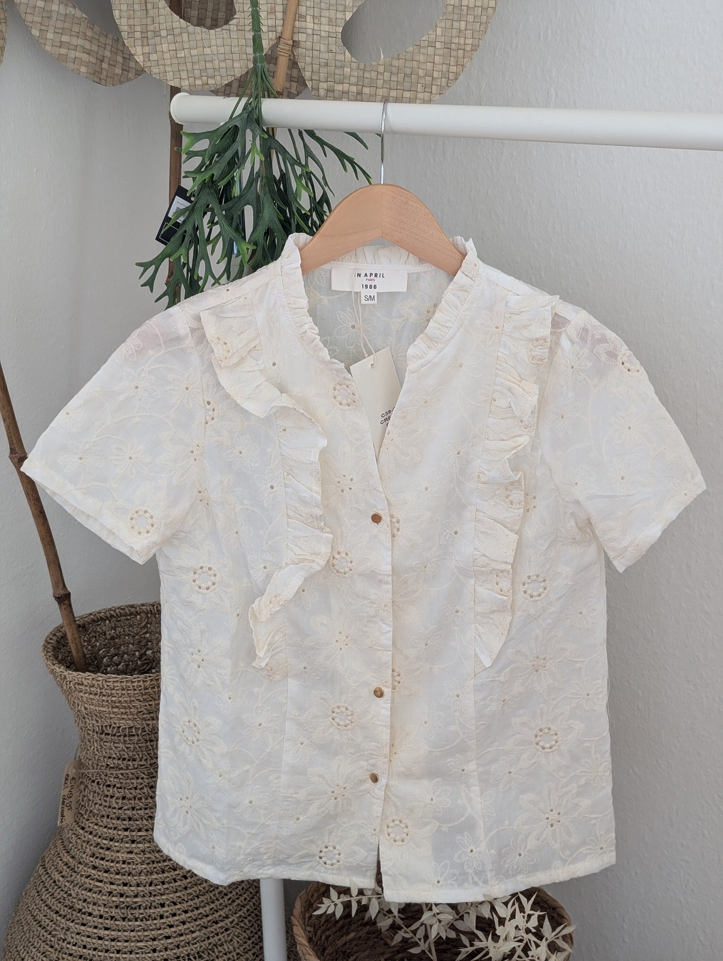 Wit bloesje met korte mouw en roezeltjes