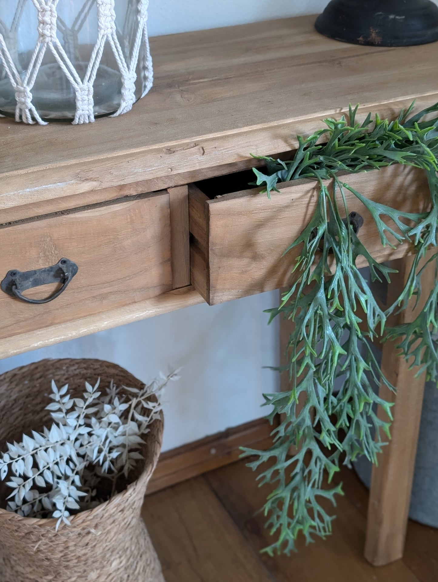 Houten kastje met 2 lades