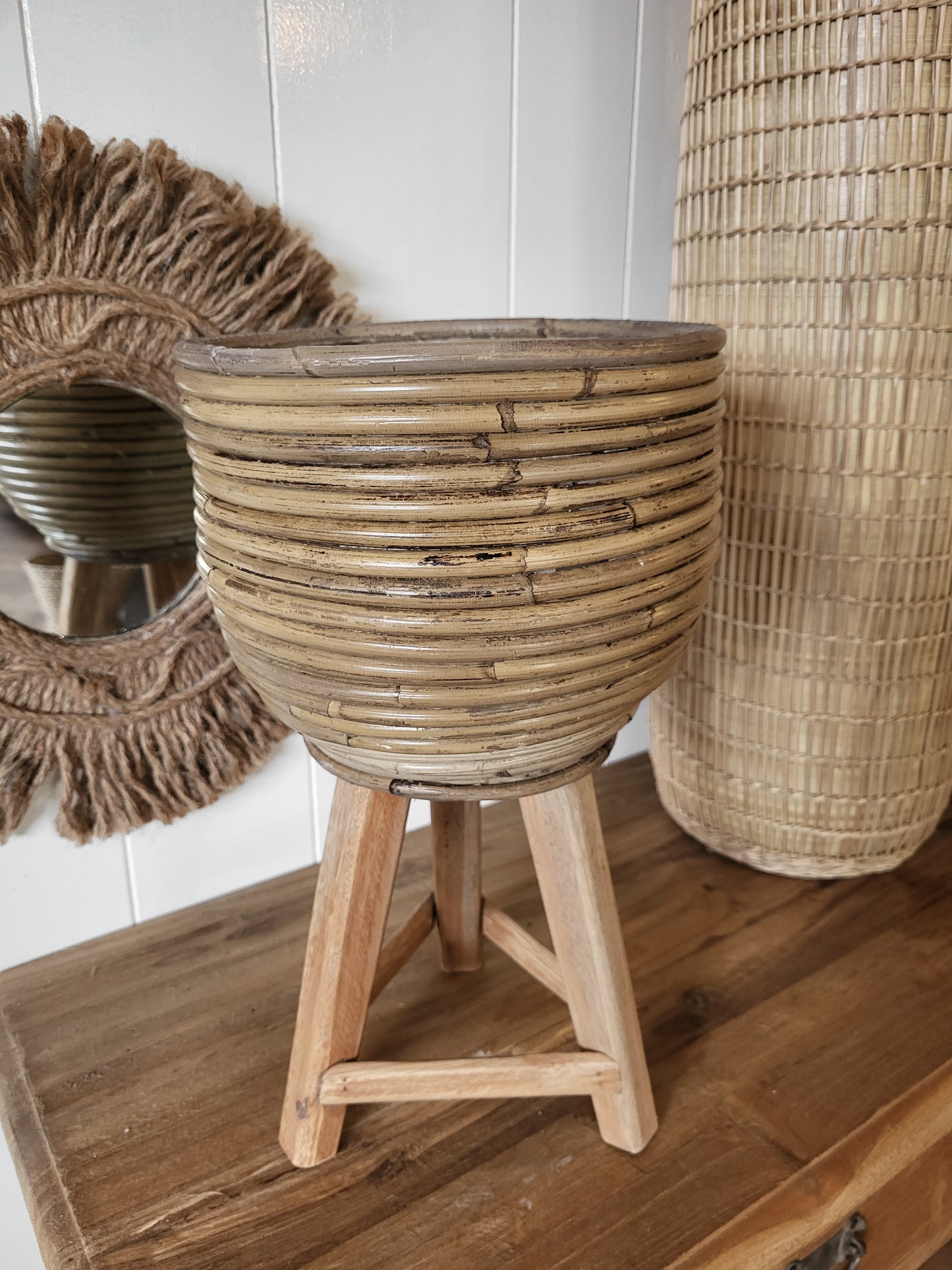 Rotan bloempot op pootjes