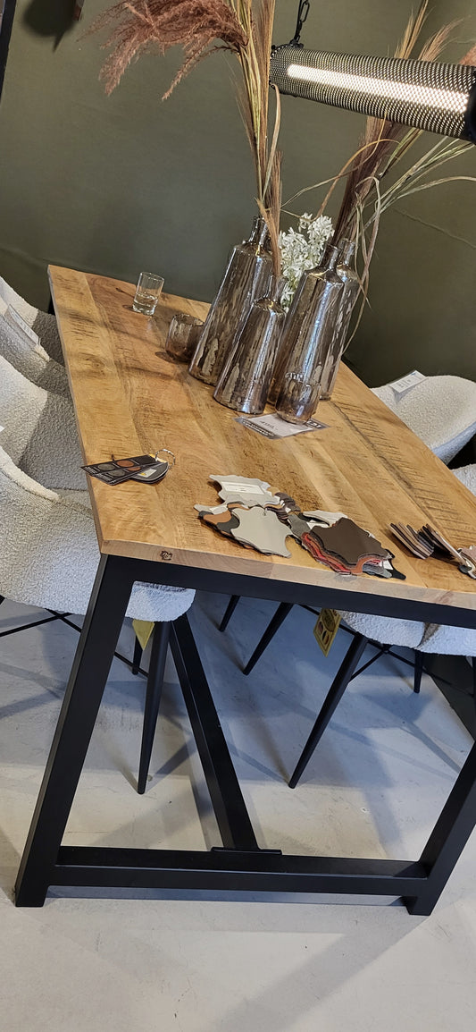 Eetkamer tafel mangohout