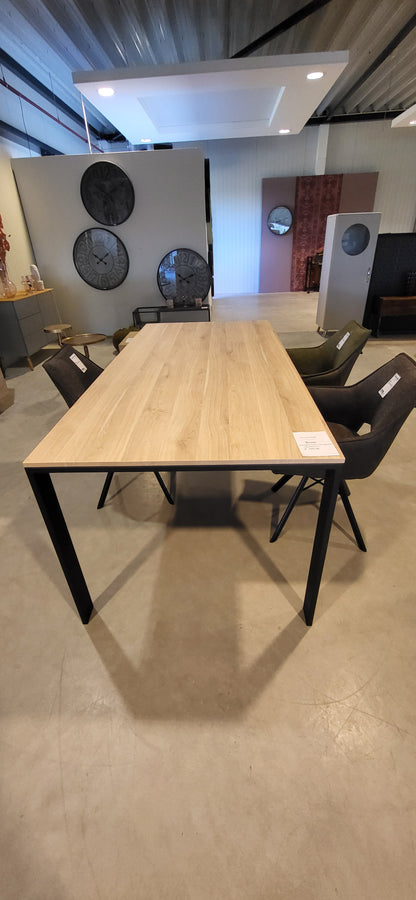 Eetkamertafel