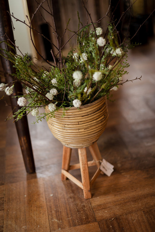 Rotan bloempot op pootjes