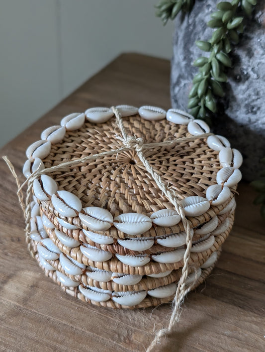 Onderzetters rotan met schelpjes