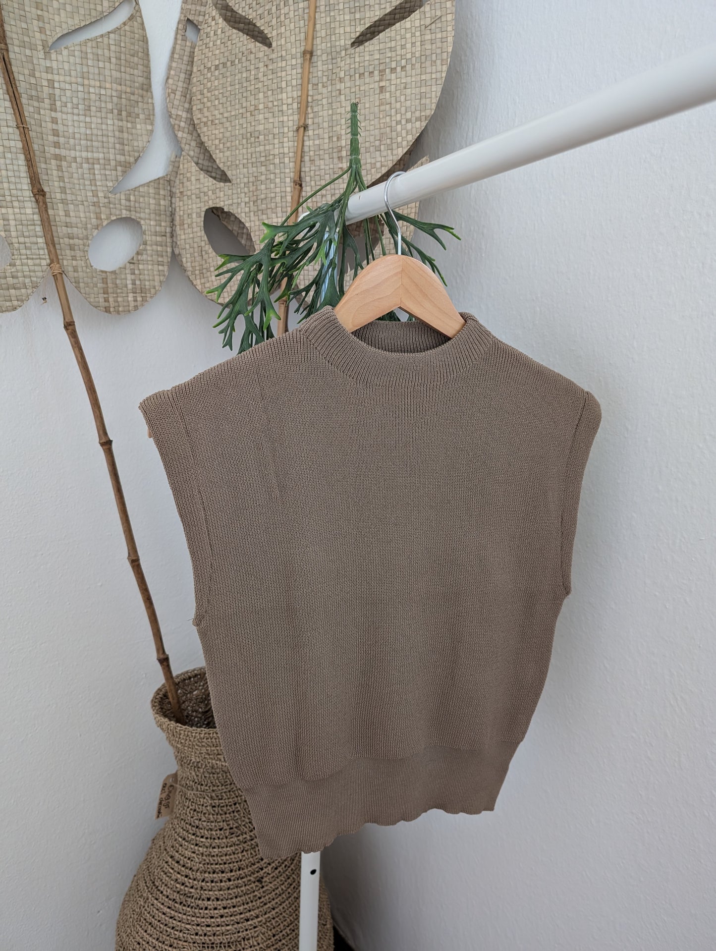 Mooie mouwloze top taupe