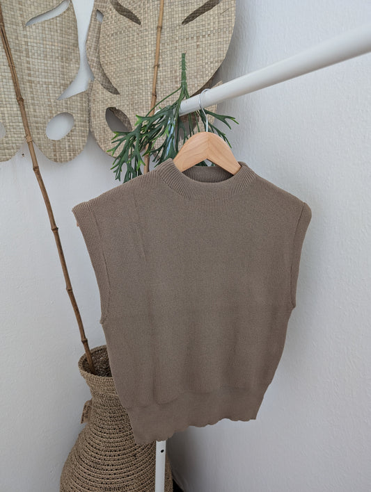 Mooie mouwloze top taupe